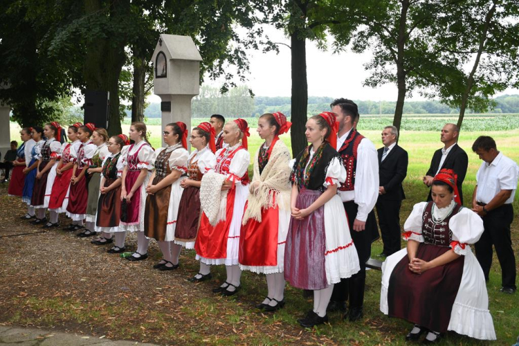 Búcsú napi szentmise Szanyban a Szent Anna kápolnánál.