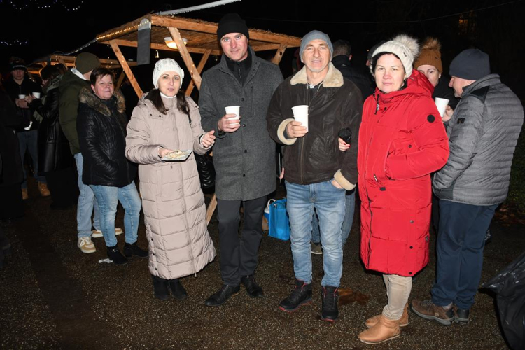 Karácsonyi vásár a szanyi templom melletti vásártéren.