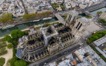 Elkezdődött a Notre-Dame leégett tetejének lefedése