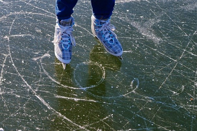 Csütörtökön nyit Babótön a műjégpálya