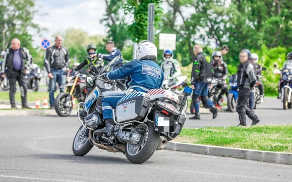 Figyeljünk a motoron! Figyeljünk a motorosokra!