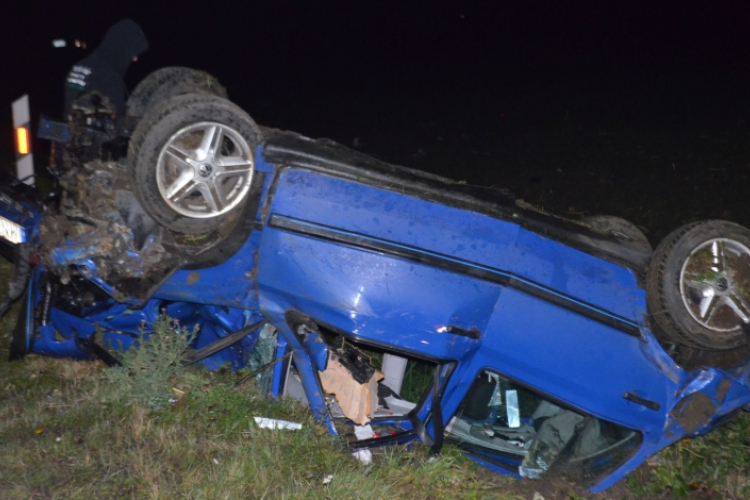 Őzet akart kikerülni, felborult az autóval