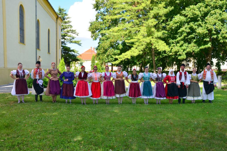 A Szany Bokréta Néptáncegyüttes régi és új ruhái.