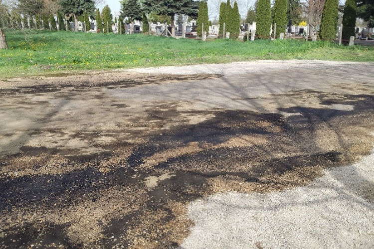Ismeretlen tettes követte el az Őrangyal temető parkolójában az olajszennyezést