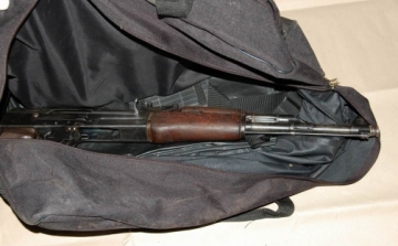 Fegyvereket talált a rendőrség két autóban Veszprém megyében