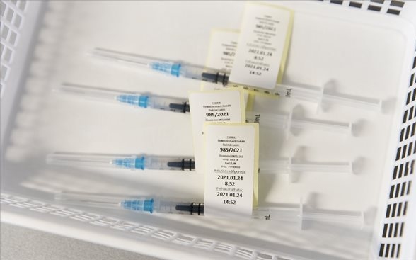 Negyvenezer ampulla orosz vakcina érkezett Magyarországra
