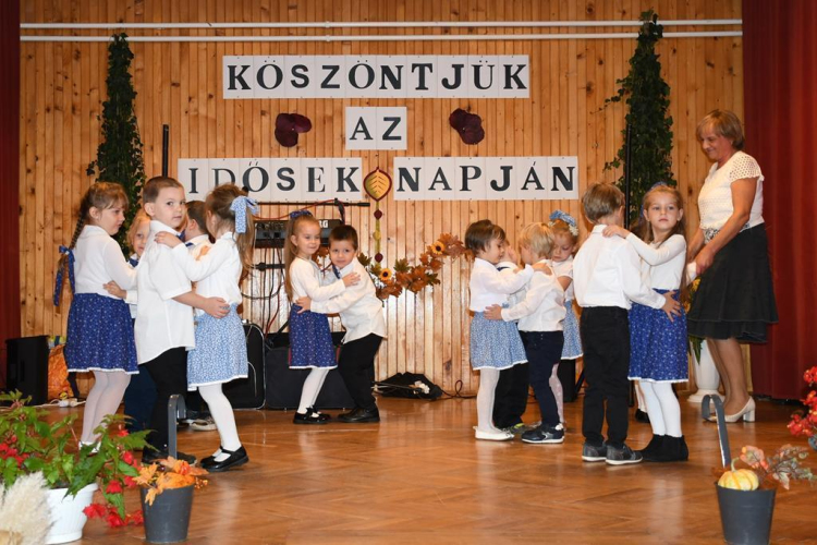 Idősek köszöntése Vág községben.