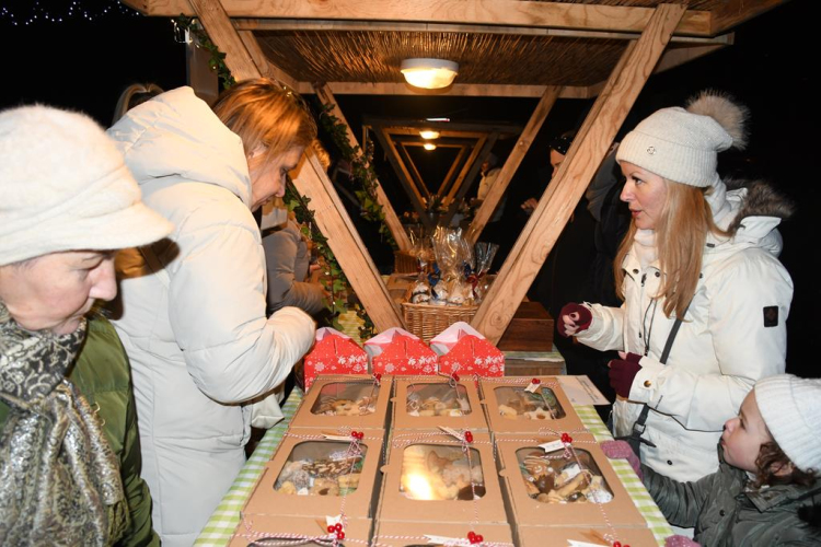 Karácsonyi vásár a szanyi templom melletti vásártéren.