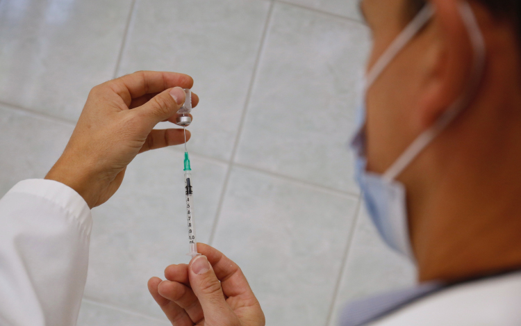 Egy 102 éves férfi is megkapta a negyedik védőoltást a pécsi klinikán