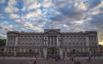 Töretlen a monarchia népszerűsége a britek körében