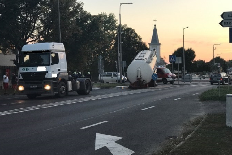 Leszakadt tartálykocsi és kifolyt olaj okozott torlódást Csornán