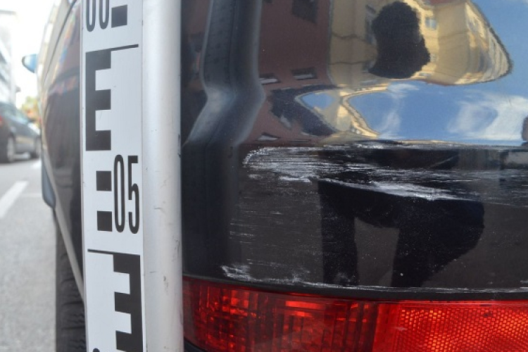 Megrongálta a parkoló autót, és elhajtott