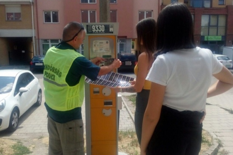 Kapuváron parkoló automatákon üzent a rendőrség