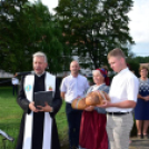 Tisztelgés és virágok elhelyezése a szanyi templomtéren lévő Szent István szobornál