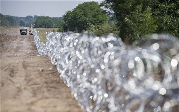 Cseh, szlovák és osztrák belügyminiszter: a balkáni migrációs útvonalnak zárva kell maradnia