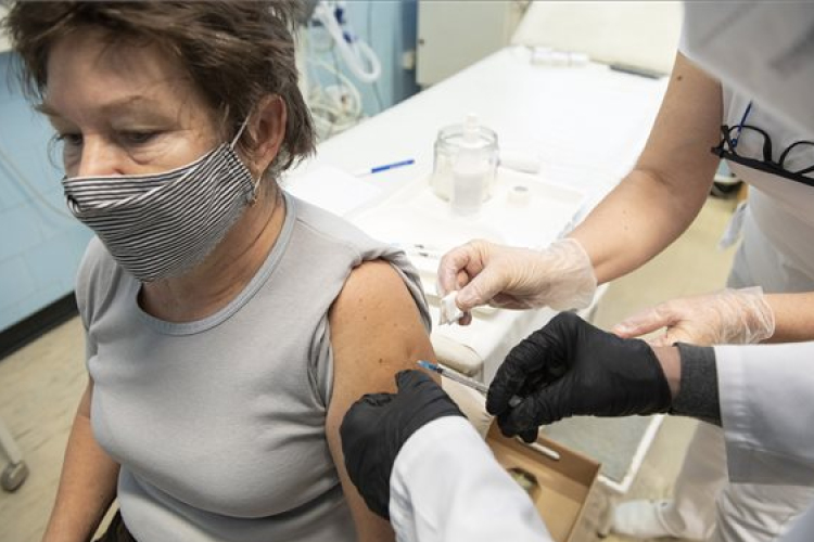 Von der Leyen: ideje elgondolkodni a koronavírus elleni oltás kötelező elrendeléséről