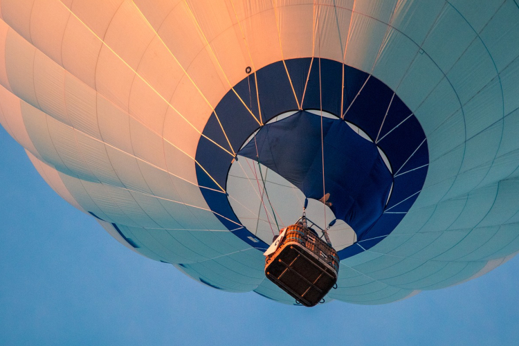Földre zuhant egy hőlégballonba kapaszkodó fiatal, és halálra gázolta egy autó