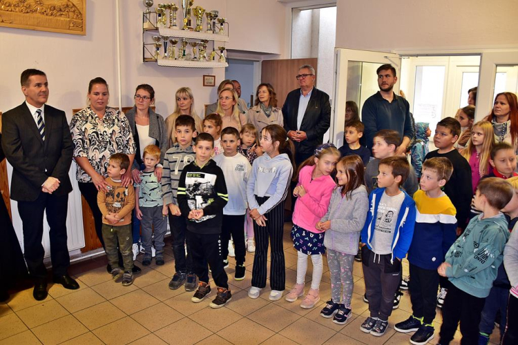 Játszótér átadása és megszentelése a szanyi Szent Anna Katolikus Általános Iskola és Óvoda kisiskolájában
