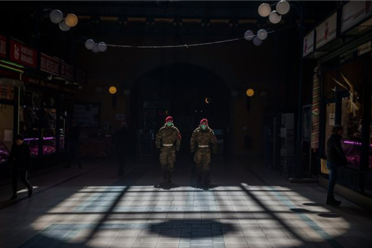 Katonák is segítik a kijárási korlátozás betartását