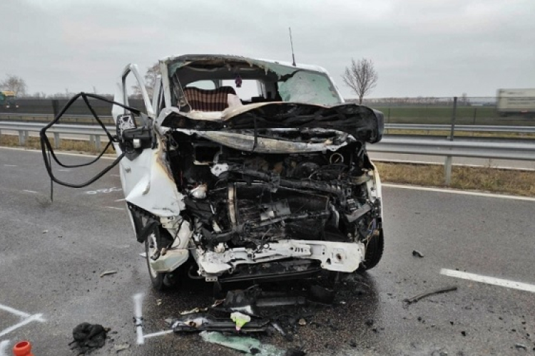 Páliban egy családi ház konyhája, az M85-ös autóúton egy kisbusz égett ma reggel