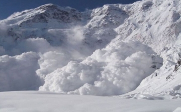 Síelőket sodort el egy lavina a francia Alpokban 
