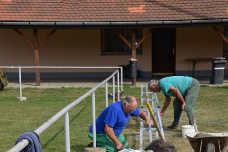 Nézőtéri ülőszékek elhelyezése a szanyi sporttelepen