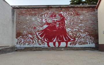 Hatalmas faliképpel gazdagodott a csornai néptánciskola udvara