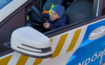 Az ötéves kisfiút különleges ajándékkal lepték meg rendőrök