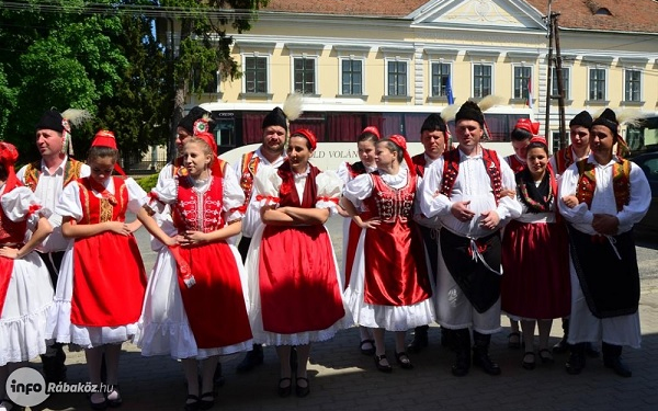 Hogy táncolják ma Kapuvár és Szany hagyományos néptáncait?