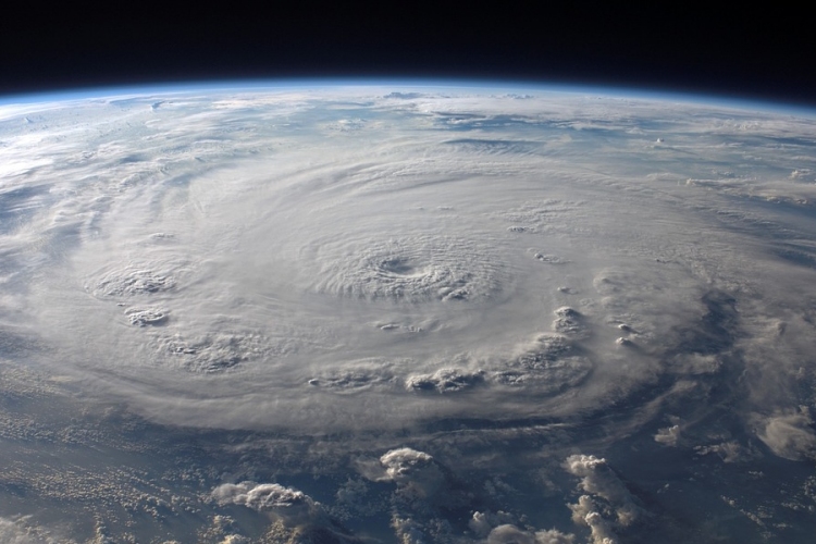 Már négyes fokozatúra erősödött a Florida felé közelítő Dorian hurrikán 