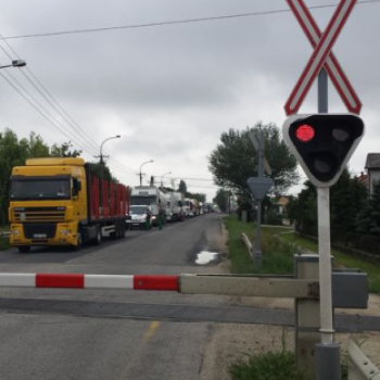 Óriási dugó Csornán a meghibásodott sorompó miatt