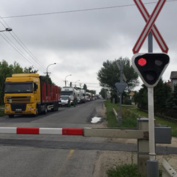 Óriási dugó Csornán a meghibásodott sorompó miatt