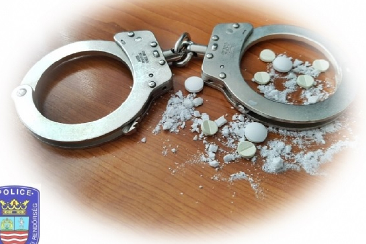 Kábítószergyanús anyagot találtak a rendőrök az autókban