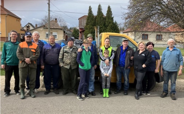 Önkéntesek tisztították meg az árokpartokat Győrsövényház határában