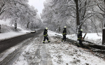 Tegnap az első igazi téli nap próbára tette a sofőröket és a tűzoltókat is