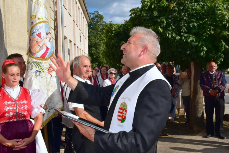 Dr. Kokas Klára zenepedagógus emléktáblájának megáldása Szanyban