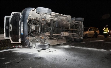 Felborult az autószállító trailer az autópályán Mosonmagyaróvárnál