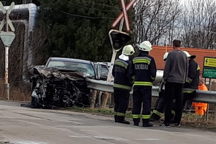 Vonattal ütközött egy autó Csornán a vasúti átjáróban