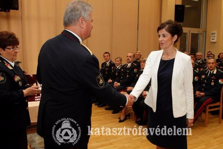 Hősies helytállásáért elismerést kapott a tűzoltó