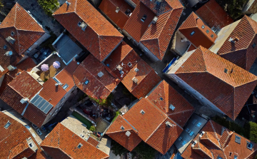 Még a nyár előtt szerezzük be a fényzáró rolót a tetőablakra