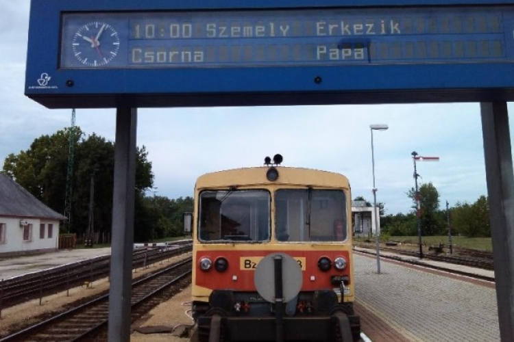 A csornai motorvonat magányossága