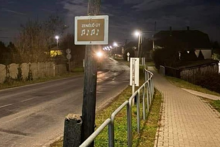 Lázár János szerint 10 éven belül oldódhat meg a zenélő út problémája