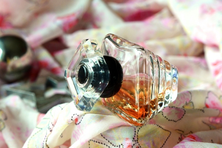 15 millió forint értékű hamis parfüm útját állták Vámosszabadinál