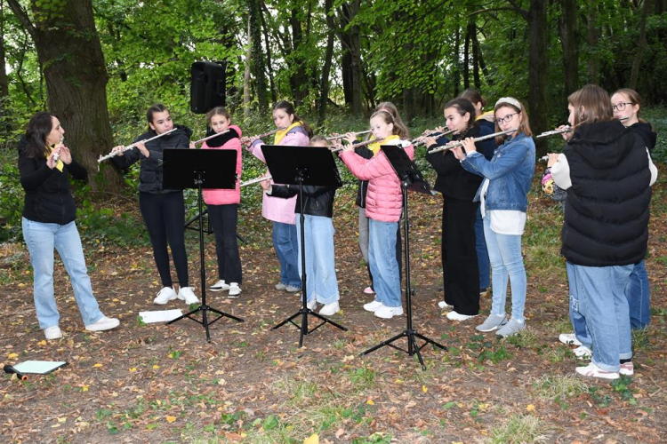 Őszi koncert az erdő tiszteletére – a zene világnapján Szanyban