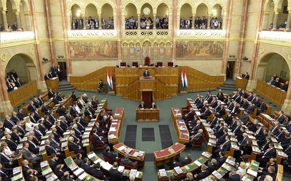 Szigorítja a határzárat és államfőt választ a parlament 