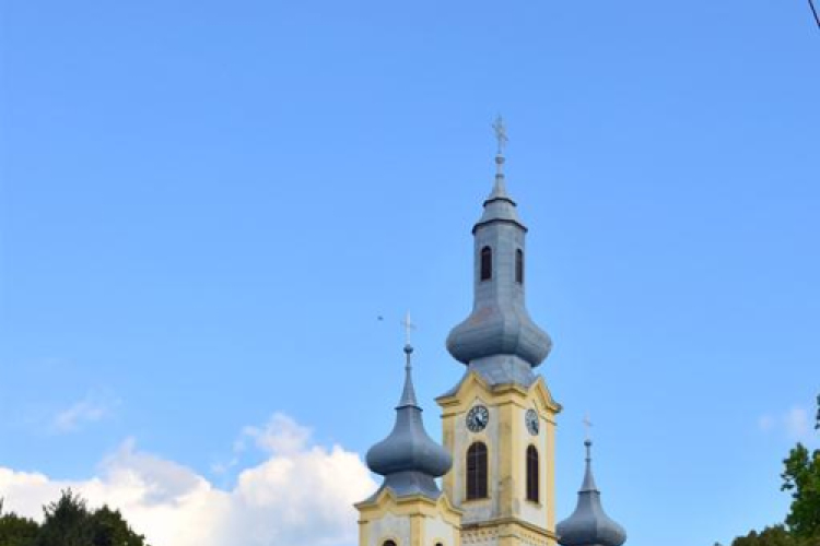 Tisztelgés és virágok elhelyezése a szanyi templomtéren lévő Szent István szobornál