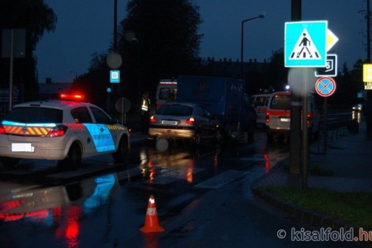 Gyalogost gázoltak a zebránál Kapuváron