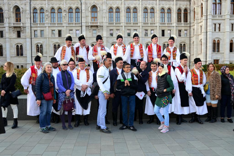 A Szanyi Bokréta Hagyományőrző Néptánc Együttes látogatása az Országházban.