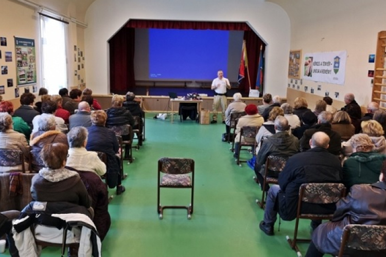 Bűnmegelőzési előadást tartottak Vitnyéden a nyugdíjas klubban