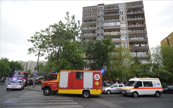 Feltehetően vegyi anyag okozott tüzet egy fővárosi tömbházban